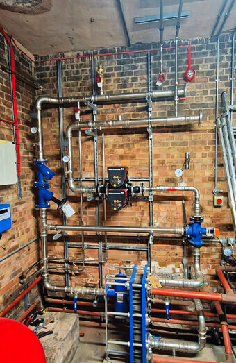 https://plumberkinross.com.au/uploads/2025/06/commercial-plumbing-923198.jpg