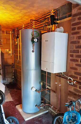 https://plumberkinross.com.au/uploads/2025/06/hot-water-684599.jpg